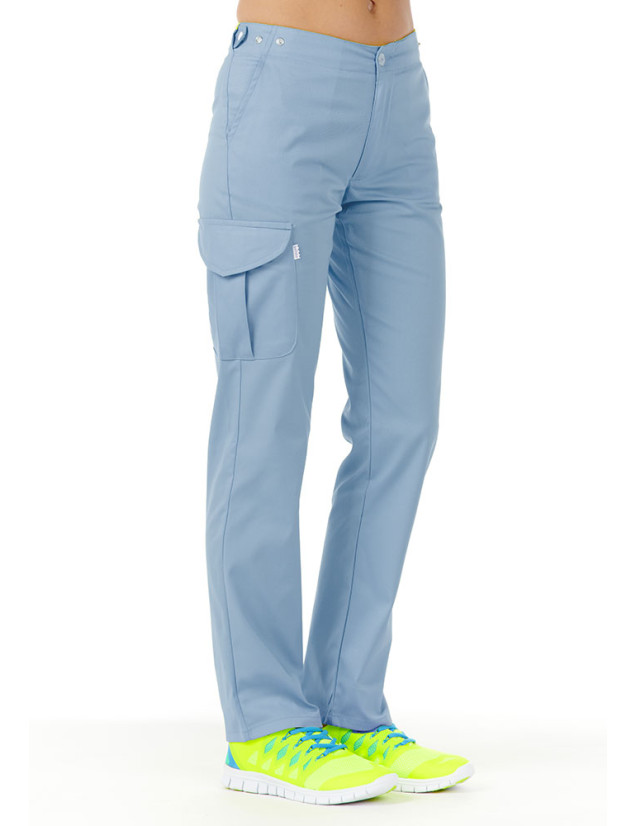 Pantalon médical femme ultra léger CLOE, couleur bleu ciel, vue de face - Marque Belissa