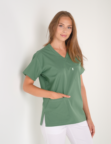 Blouse médicale unisexe kaki Col en V - Made in France by Belissa - Vue buste Mannequin femme