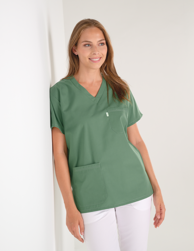 Blouse médicale unisexe kaki Col en V - Made in France by Belissa - Vue buste Mannequin femme Blouse médicale unisexe kaki Col en V - Made in France by Belissa - Vue buste Mannequin femme