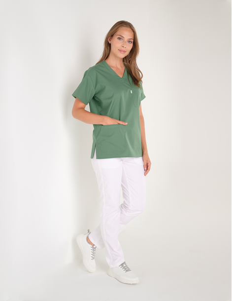 Blouse médicale unisexe kaki Col en V - Made in France by Belissa - Vue buste Mannequin femme 2
