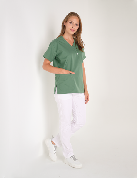 Blouse médicale unisexe kaki Col en V - Made in France by Belissa - Vue buste Mannequin femme