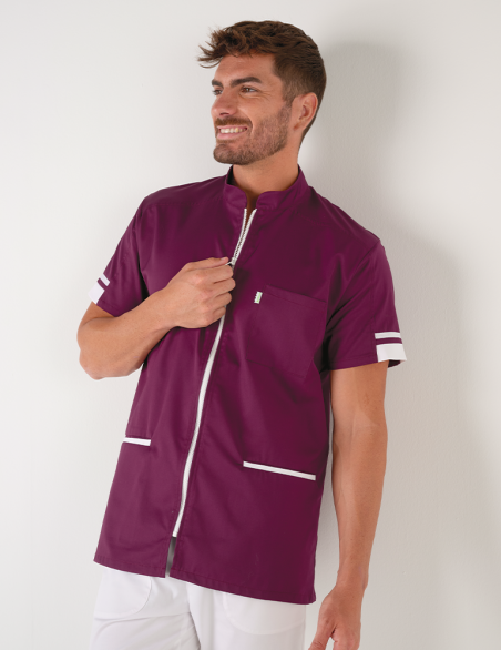 Blouse médicale homme Marley, cassis avec parements blanc. Portée avec un pantalon blanc. Marque Belissa