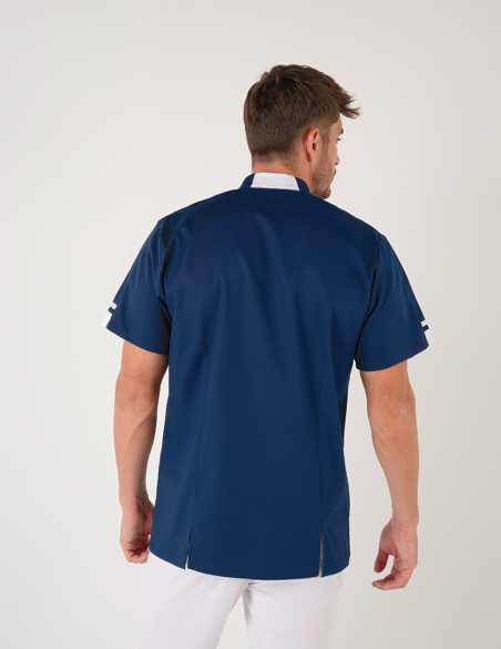 Blouse médicale homme Marley, bleu marine avec parements blanc. Portée avec un pantalon blanc. Marque Belissa