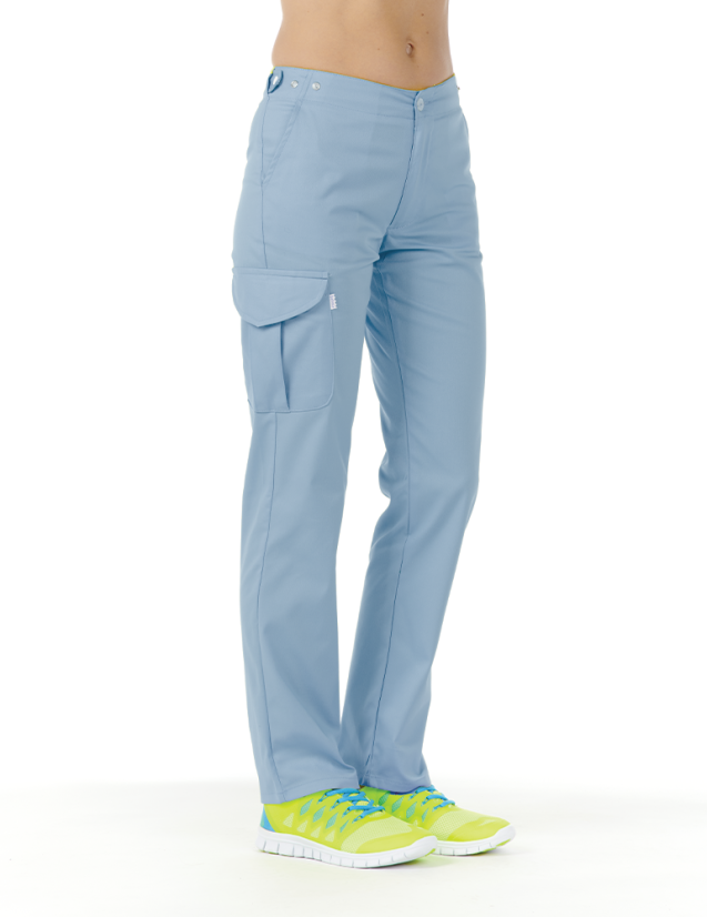 Pantalon médical femme Axel by Belissa, couleur bleu ciel vue de face, poche treillis sur jambe droite porté avec sneakers