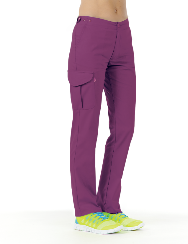 Pantalon médical femme Axel by Belissa, couleur cassis vue de face, poche treillis sur jambe droite porté avec sneakers