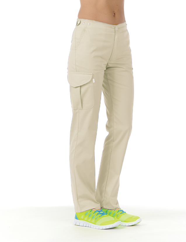 Pantalon médical femme Axel by Belissa, couleur sable vue de face, poche treillis sur jambe droite porté avec sneakers
