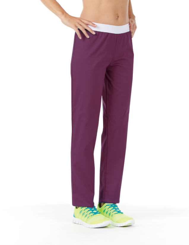 Pantalon médical élastiqué pour femme. Couleur cassis vue 3/4 face - modèle Emma by Belissa