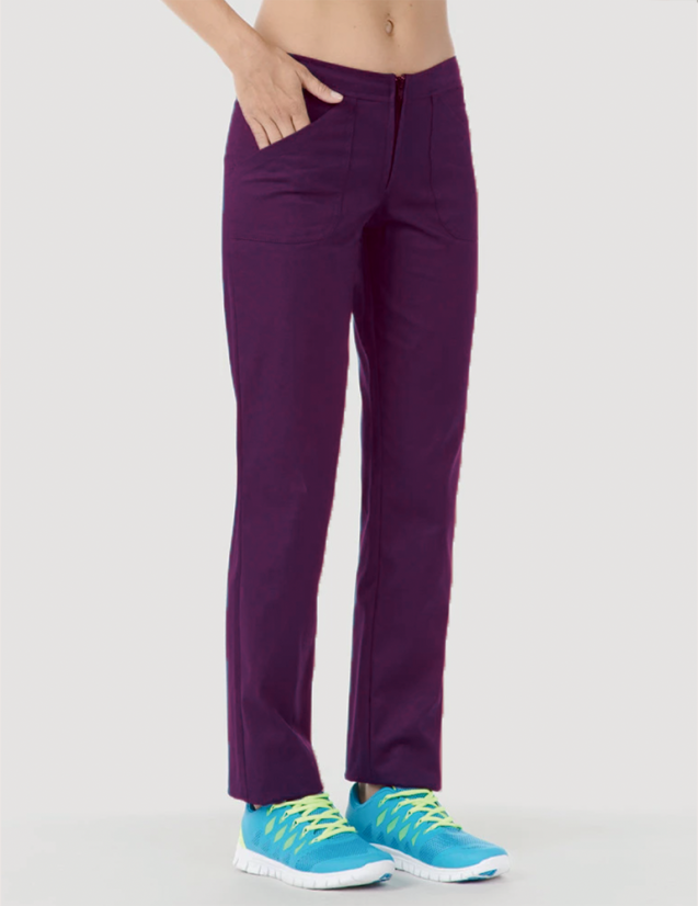 Pantalon médical femme Luna by Belissa, couleur cassis, vue de 3/4 face