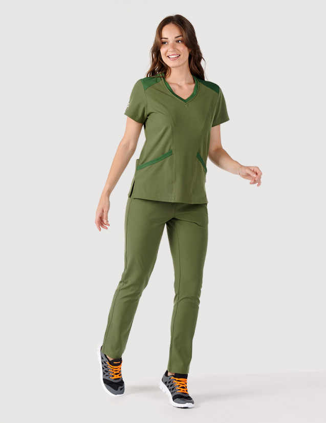 Femme en tenue médicale couleur kaki col en V - Marque Fit for Work by Belissa - Medical sportswear