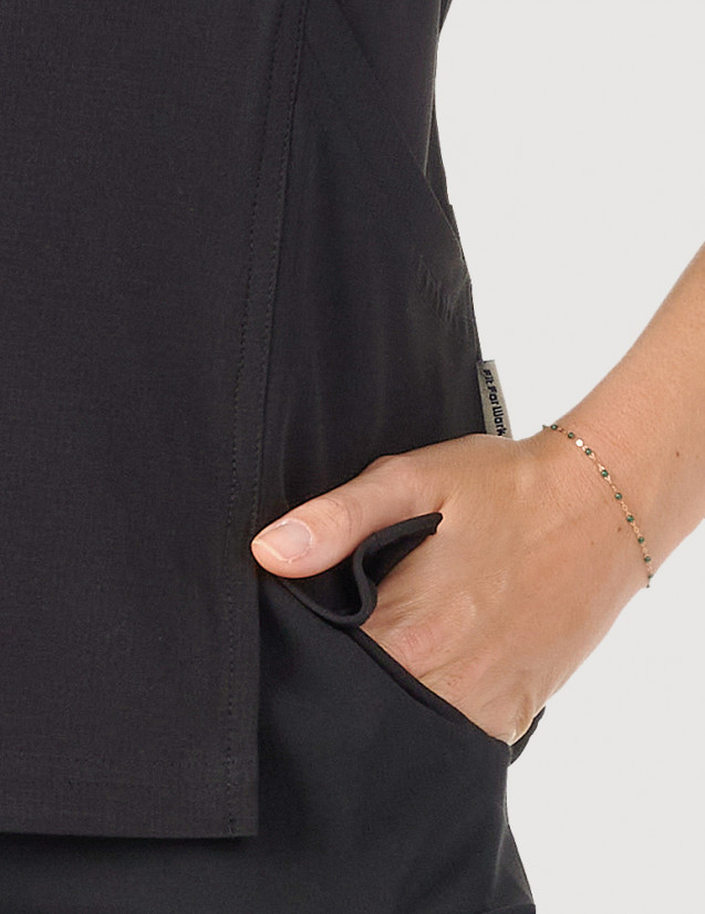 Détail tunique médicale femme couleur noir main dans la poche - Medical Sportswear marque Fit for Work by Belissa