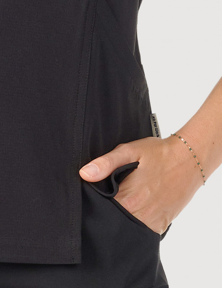 Détail tunique médicale femme couleur noir main dans la poche - Medical Sportswear marque Fit for Work by Belissa