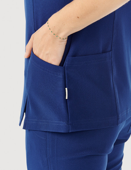 Détail blouse médicale femme couleur bleu marine - Main dans la poche - Marque Fit for Work by Belissa