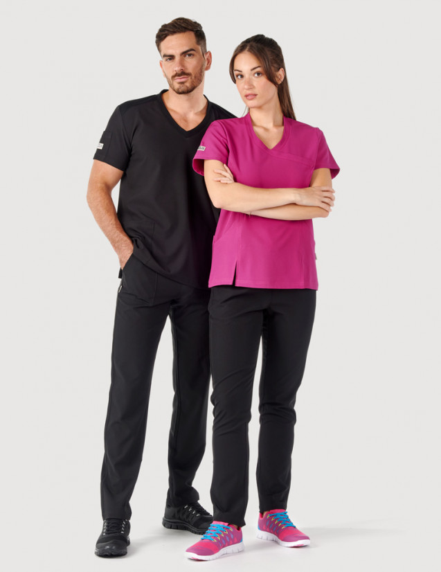 Couple en tenue médicale marque fit for work by Belissa. Homme en uniforme médical noir et femme en blouse médicale fuchsia