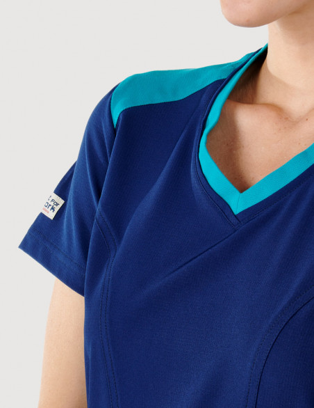 Tunique médicale femme marine et turquoise- vue de détail col en V - Marque Fit for Work by Belissa - Medical sportswear