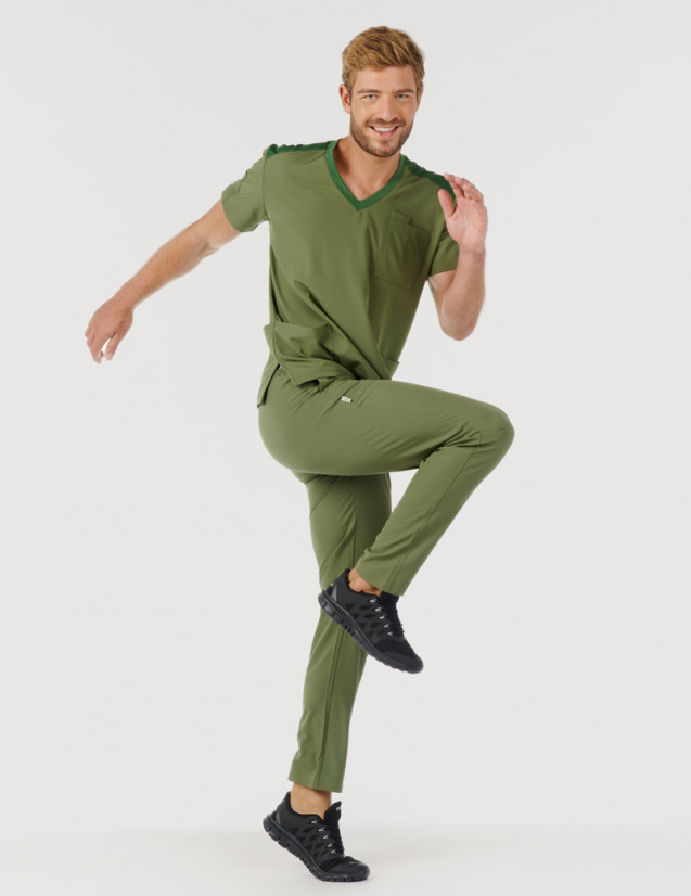 Tenue médicale homme - couleur kaki - col en V - Vue en pied - Marque Fit for Work by Belissa - Medical sportswear